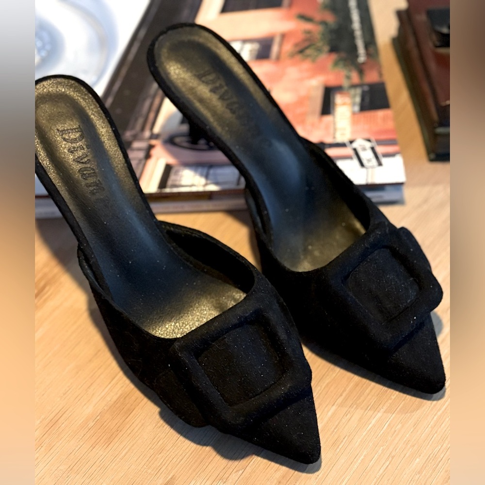 Suede Mules w buckle, size 6